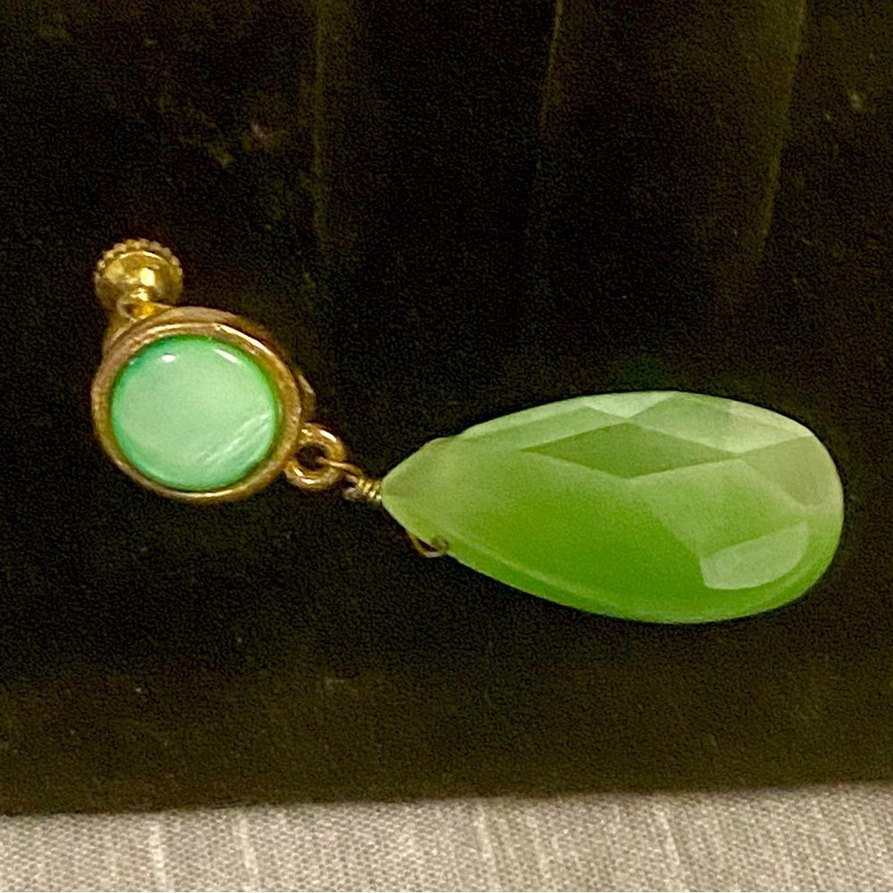 Vintage Multi Faceted Synthetic Chrysoprase Green Earrings Gold Drop Clip on - Picture 2 of 3